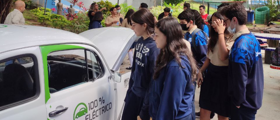 Estudiantes del POP Ingeniería conocieron a Beto, el primer carro eléctrico del país